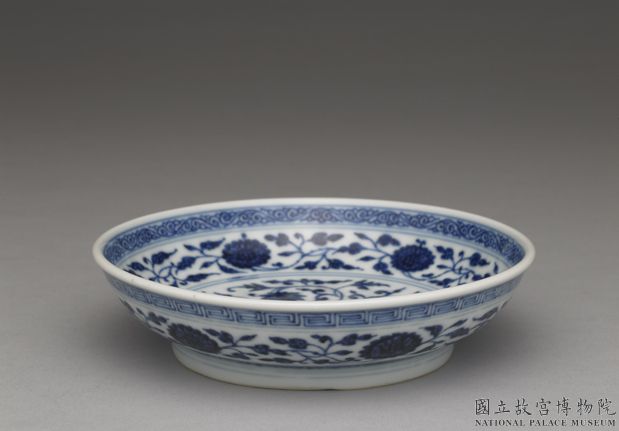 Dish with Indian lotus scrolls in underglaze blue, Qing dynasty, Qianlong reign (1736-1795)-China Archive